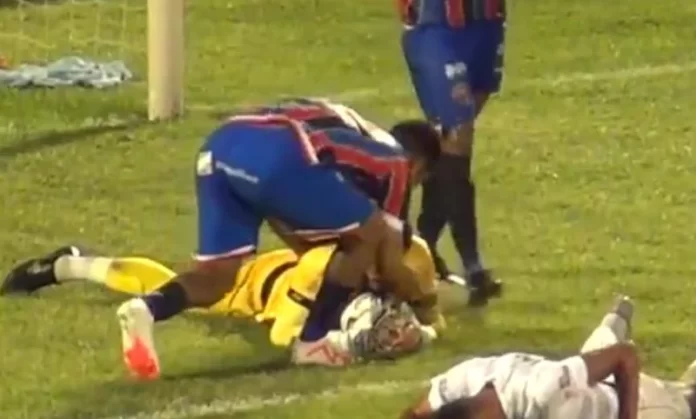 VÍDEO: Jogador comete pênalti bizarro ao cumprimentar goleiro na Copa do Nordeste