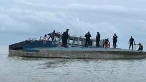 VÍDEO: Pescadores encontram submarino em praia no Pará