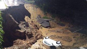 VÍDEO: Cratera se abre em rodovia de Santa Catarina e engole carro