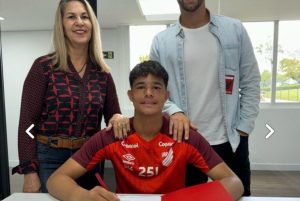 Filho do goleiro Bruno com Eliza Samudio assina contrato como goleiro do Athletico