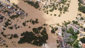 VÍDEO: Imagens de drone indicam que chuvas no Acre podem ter "movido" bairro para a Bolívia