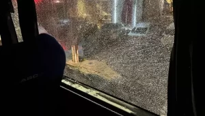 VÍDEO: Torcedor do São Paulo atira garrafa contra ônibus do Palmeiras e quebra vidraça