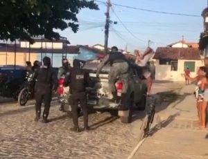 VEJA VÍDEO: Algemado, homem tenta fugir da polícia no Sergipe