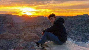 Rapaz de 19 anos morre ao cair de penhasco enquanto tirava foto, nos EUA