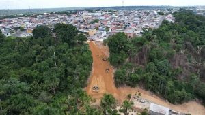 Prefeitura começa obra emergencial para deter erosão no Nova Cidade, em Manaus