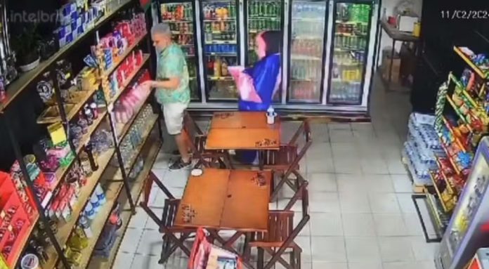 VÍDEO: Criminoso com fantasia de carnaval mata homem em conveniência de Pernambuco