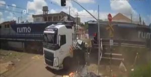 VÍDEO: Trem descarrila e atinge casa depois de bater em caminhão no Paraná