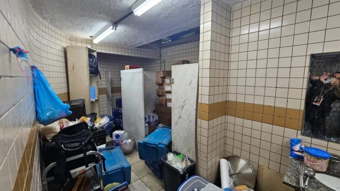 Camarote do Carnaval do RJ guarda alimentos em banheiro; mulher é presa