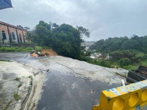 Cratera engole parte de rua no bairro Cidade Nova, em Manaus