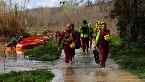 Inundações causam ao menos três mortes na França, e família está desaparecida
