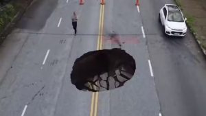 VÍDEO: Cratera se abre no meio de avenida em BH por causa das chuvas