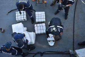 Navio pesqueiro brasileiro é interceptado pela Marinha francesa com 10 toneladas de cocaína