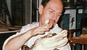 Tony Cavallaro e seu jacaré Albert nos anos 90.