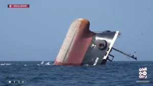 Navio de carga britânico afunda no Mar Vermelho após ataque dos Houth