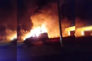 VÍDEO: Caminhão com combustível tomba, explode e fogo atinge casas, em BH