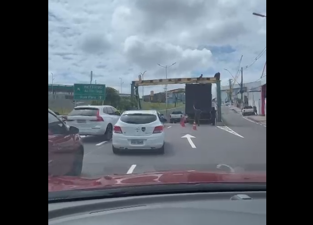 Novo colisão de carreta com limitador de altura causa problemas de trânsito na Av. São Jorge