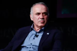 Kasparov, campeão mundial de xadrez, entra na lista de 'terroristas e extremistas' da Rússia