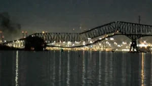 ponte desaba após colisão de navio nos Estados Unidos
