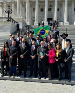 Nos EUA, deputada Débora Menezes e parlamentares de direita denunciam autoritarismo no Brasil