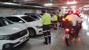 Operação do IMMU autua mais de 70 motoristas por uso irregular de vagas especiais em shoppings de Manaus