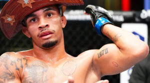 VÍDEO: Brasileiro é expulso do UFC após morder compatriota, que faz tatuagem da mordida