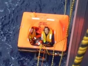 Brasileiro é resgatado em alto-mar após veleiro naufragar na costa da África do Sul