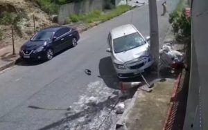 VÍDEO: Gari é atropelado por carro sem motorista em Belo Horizonte