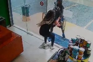VÍDEO: Mulher encara ladrão e recupera seu celular durante assalto em SP
