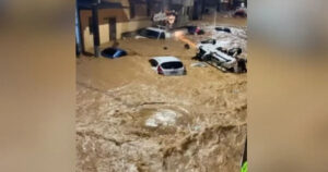 VÍDEO: Chuvas atingem municípios do Espírito Santo, enxurrada arrasta carros