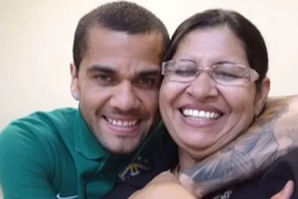 Mãe de Daniel Alves comemora liberdade provisória dele nas redes sociais