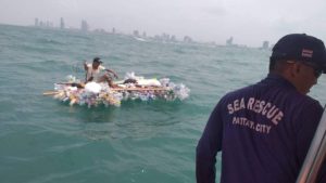 Na Tailândia, homem é resgatado de jangada feita com garrafas plásticas