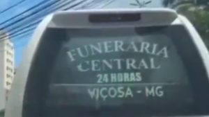 Motorista se assusta ao flagrar pé se mexendo dentro de carro de funerária em Minas Gerais