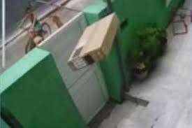 Vídeo: Entregador arremessa TV por cima do portão e danifica o aparelho