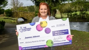 Mulher ganha loteria e receberá R$64 mil por mês durante três décadas