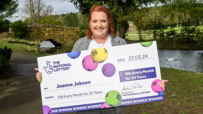 Mulher ganha loteria e receberá R$64 mil por mês durante três décadas