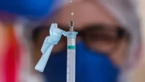 Idoso toma 217 doses de vacinas contra a covid-19 e é alvo de estudo na Alemanha