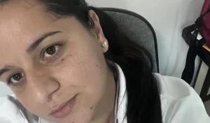 A falsa médica Mirian Estefani Santana Sipriano, presa em uma Unidade Básica de Saúde (UBS), em Coroados, no interior de São Paulo