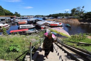 Moradores de flutuantes acionam Defensoria contra retirada das estruturas em Manaus
