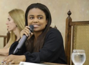 Vereadora, filha de Fernandinho Beira-Mar propõe homenagem a PM