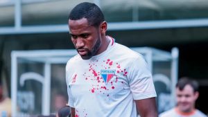 Time do Fortaleza usa camisas com marcas de sangue para cobrar justiça após ataque