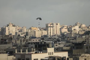 Cinco pessoas morreram após serem atingidas por ajuda aérea em Gaza