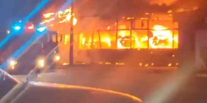VÍDEO: Incêndio em loja de carros em Joinville (SC) destrói 70 veículos