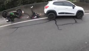 VÍDEO IMPRESSIONANTE: Motorista bêbado atinge motociclista em rodovia no interior de SP