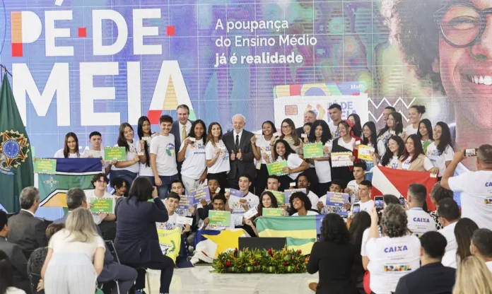 Saiba como vai funcionar programa Pé de Meia, anunciado por Lula