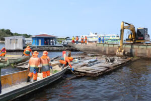 Prefeitura inicia retirada de flutuantes abandonados do Tarumã-Açu, em Manaus