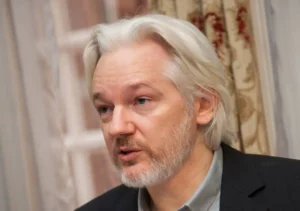 Justiça aceita recurso de Assange e extradição é adiada no Reino Unido