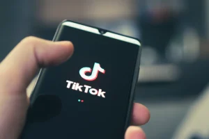 Itália: TikTok é multado em 10 milhões de euros por não proteger menores
