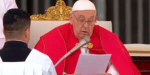 Durante missa do Domingo de Ramos, Papa Francisco pula homilia