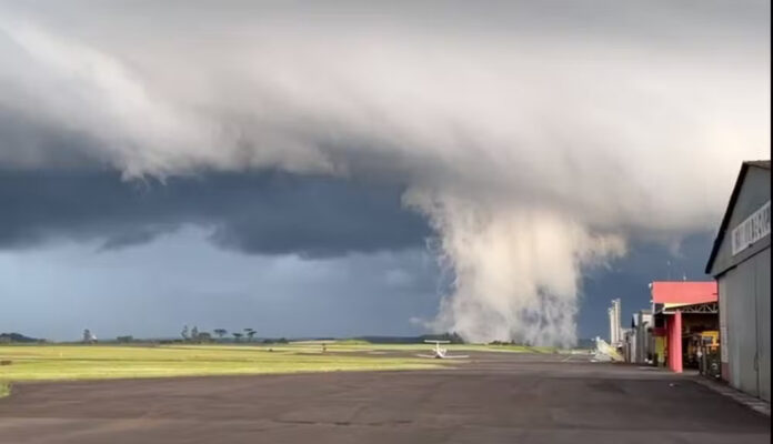 VÍDEO: Nuvem atípica e temporal causam prejuízos em Santa Catarina