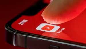 YouTube vai exigir que usuários identifiquem vídeos feitos com inteligência artificial